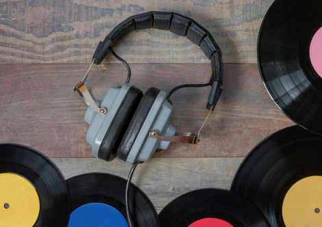 Over-Ear Kopfhörer umringt von einigen LPs