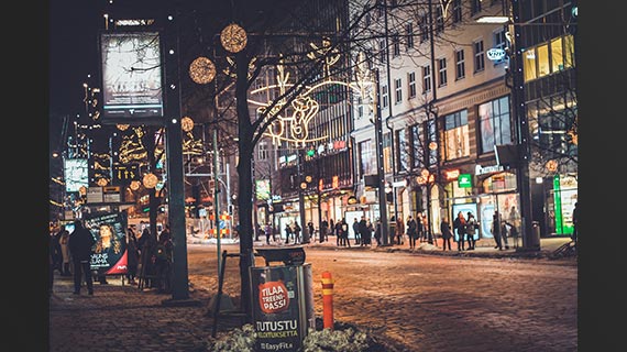 Straat versierd voor Kerstmis