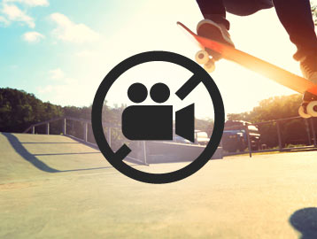 Skatepark mit Skatebboarder und Videologo