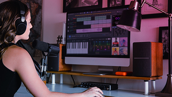 Edit MIDI files Side shot of a woman at her PC with headphones, working with MUSIC MAKER software