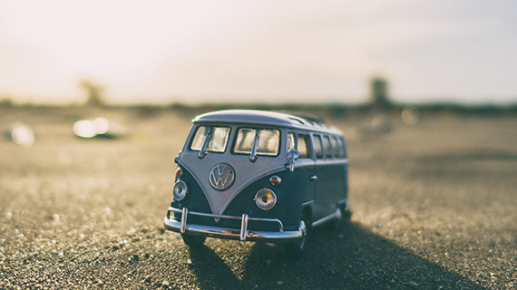 Tilt-Shift-Effekt Darstellung mit Miniaturauto Darstellung des Tilt-Shift-Effekts durch ein Miniaturauto