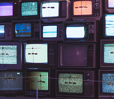 Darstellung der Videoformate an unterschiedlichen Fernsehbildschirmen Fernsehwall mit unterschiedlichen alten Fernsehbildern für die Darstellung der unterschiedlichen Videoformate