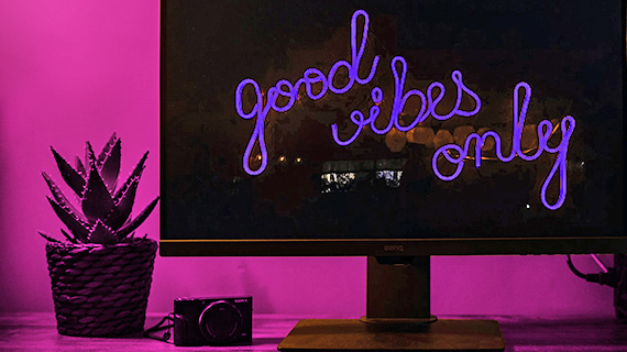 Bildschirm mit Sperrbildschirm mit der Aufschrift "Good Vibes Only"