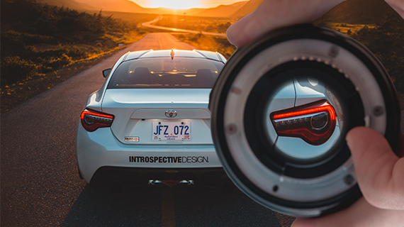 Apresentação do efeito de zoom com uma lente usando o exemplo de um carro visto por trás