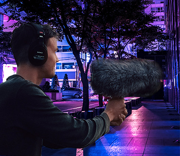 Darstellung der Nachvertonung von Videos Kameramann mit Mikrofon für die Darstellung der Nachvertonung