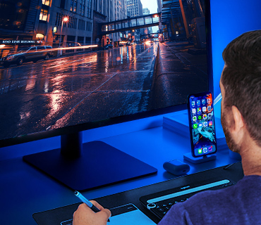 Videobearbeiter vor dem Computer Bildschirm Mann vor dem Bildschirm beim Bearbeiten seiner Videos
