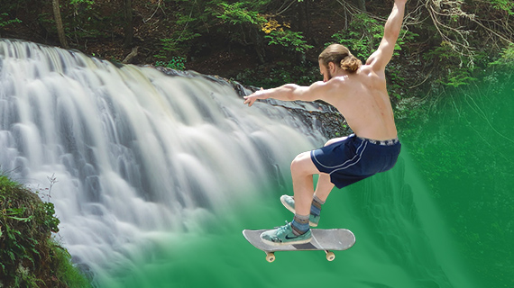 Uso de la pantalla verde mostrado mediante un skater con medio cuerpo frente a una cascada y el otro medio frente a la pantalla verde Imagen de un skater para ilustrar la edición con pantalla verde