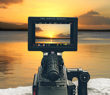 Cámara de vídeo grabando una puesta de sol