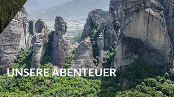 Landschaftsgrafik mit der Aufschrift "Unsere Abenteuer" für die Darstellung von Text im Video