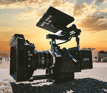 Filmcamera voor een zonsondergang aan zee